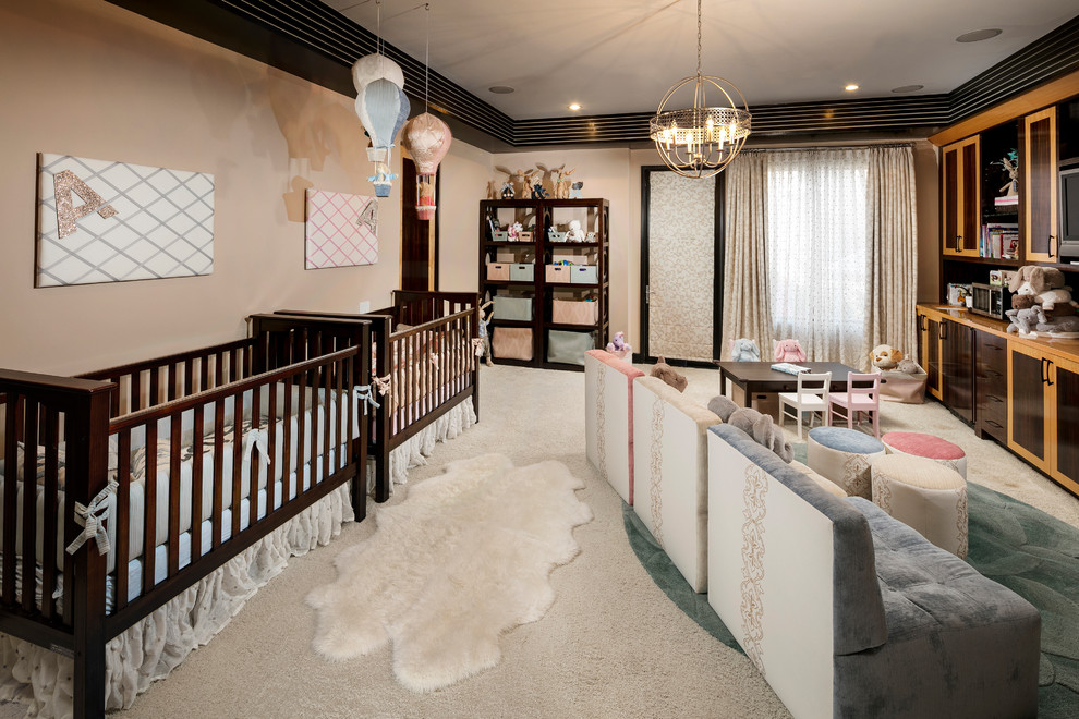 Esempio di una cameretta per bambini da 1 a 3 anni tradizionale di medie dimensioni con pareti beige, moquette e pavimento beige
