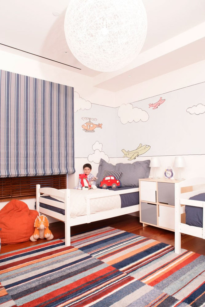 Cette photo montre une chambre d'enfant moderne de taille moyenne avec un sol en bois brun.