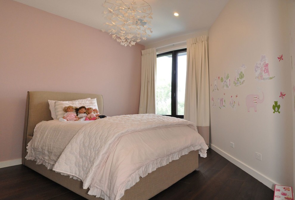 Foto de dormitorio infantil de 4 a 10 años contemporáneo con paredes rosas y suelo de madera en tonos medios
