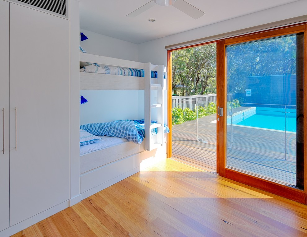 Neutrales Modernes Kinderzimmer mit Schlafplatz und braunem Holzboden in Sydney