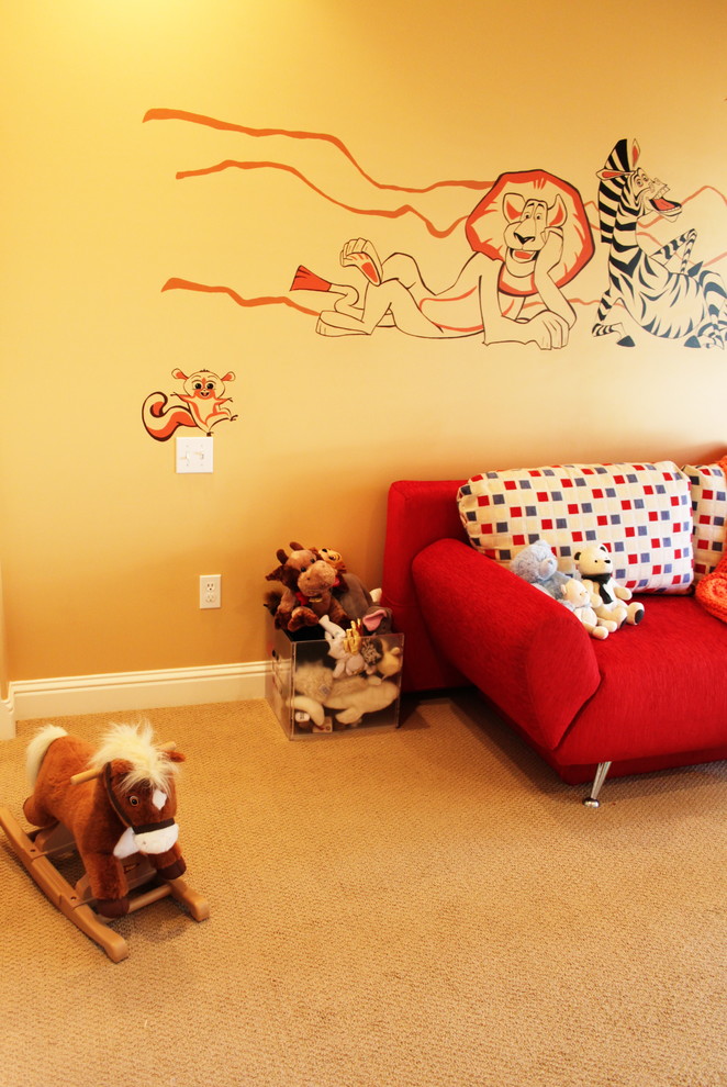 Cette photo montre une grande chambre d'enfant de 1 à 3 ans tendance avec un mur orange et moquette.