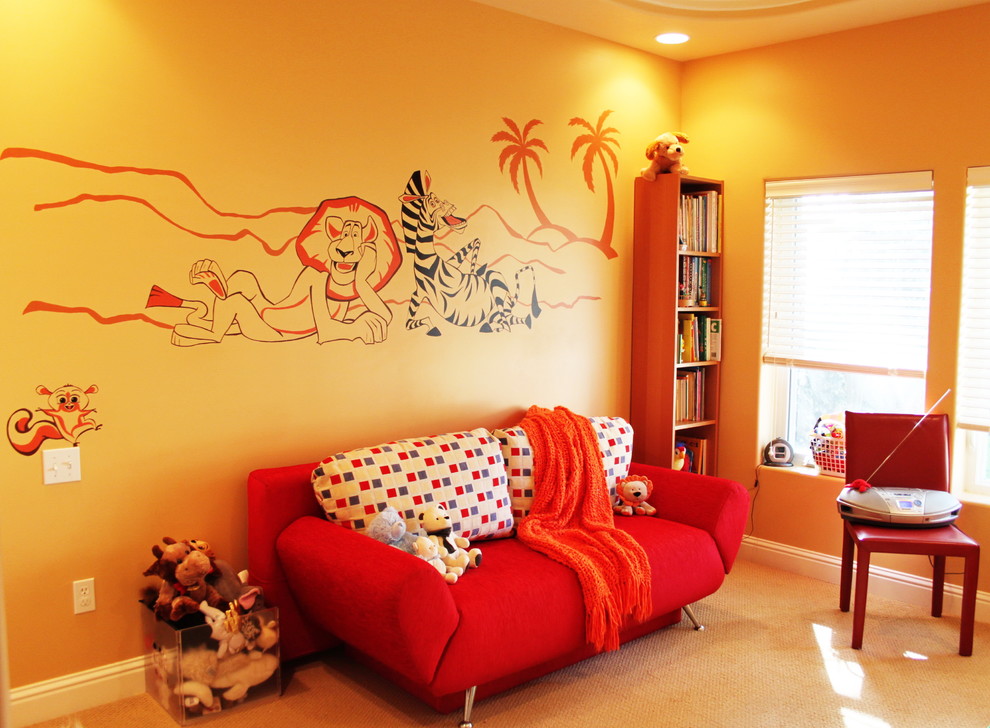Cette image montre une grande chambre d'enfant de 1 à 3 ans design avec un mur orange et moquette.