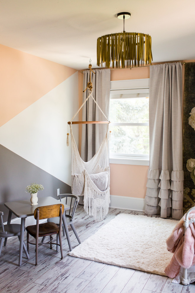Mittelgroßes Klassisches Mädchenzimmer mit grauer Wandfarbe, Laminat, grauem Boden und Schlafplatz in Denver