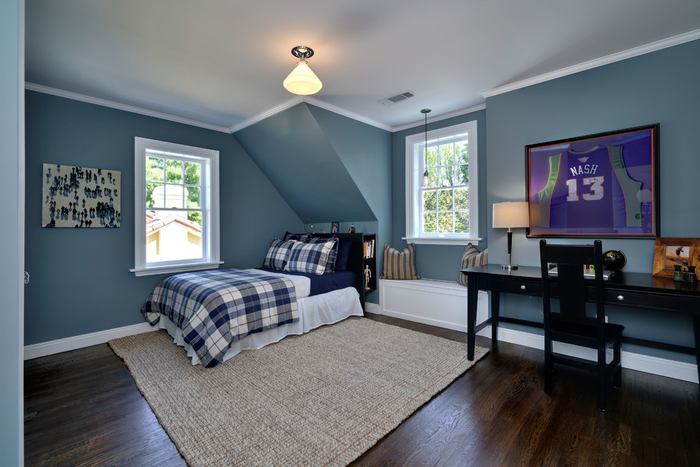 Diseño de dormitorio infantil clásico renovado con paredes azules, suelo de madera oscura y suelo marrón