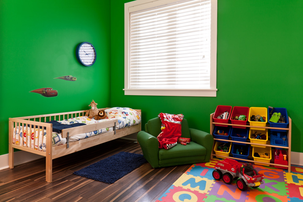 Inredning av ett modernt barnrum, med gröna väggar