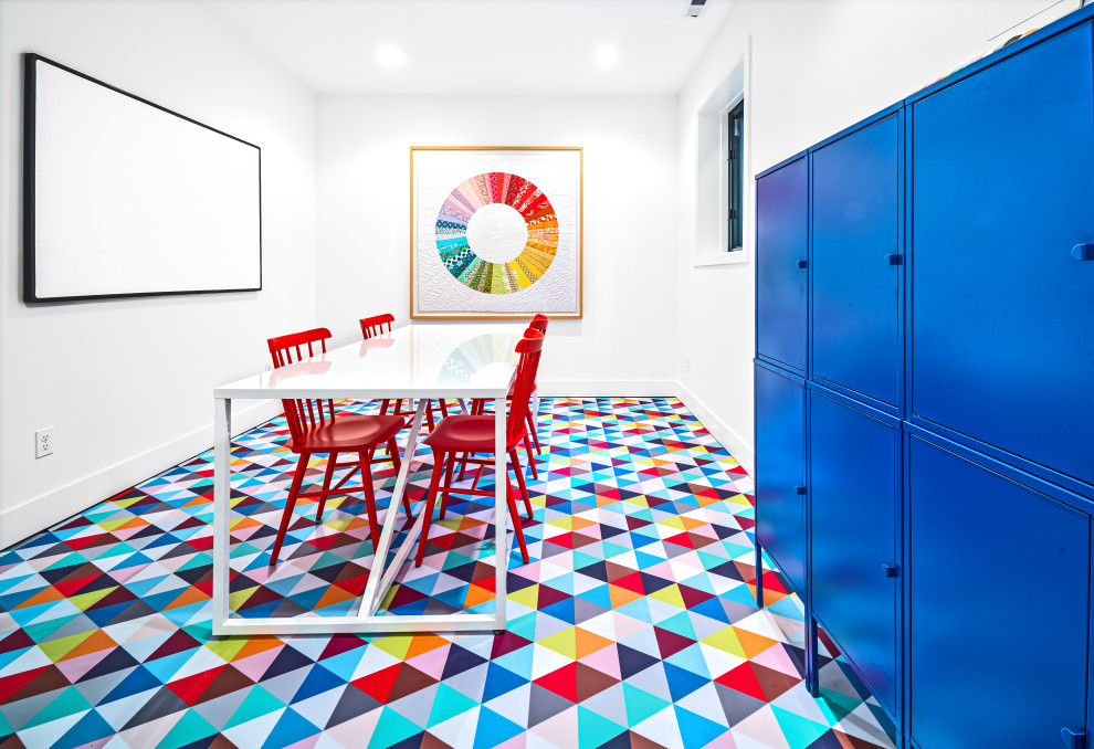 Inspiration för ett funkis könsneutralt barnrum kombinerat med skrivbord, med vita väggar och flerfärgat golv