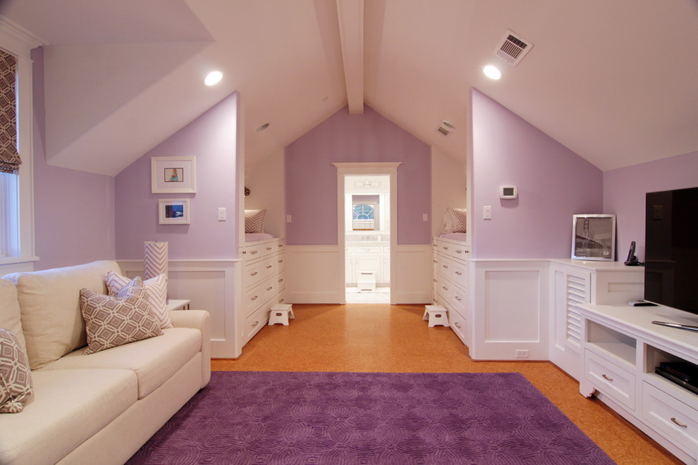 На фото: детская среднего размера в классическом стиле с спальным местом, фиолетовыми стенами и полом из линолеума для девочки с