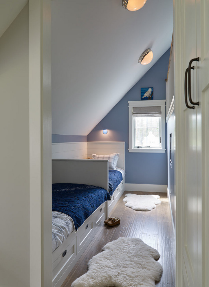 Inspiration pour une petite chambre d'enfant traditionnelle avec un mur bleu.