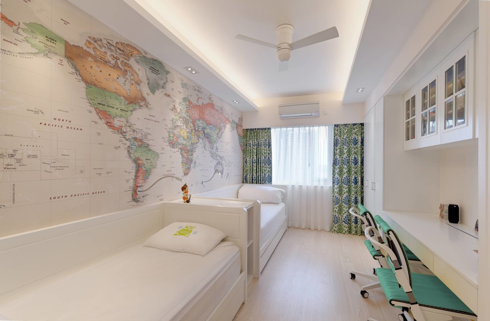Idéer för mellanstora funkis könsneutrala tonårsrum kombinerat med sovrum, med flerfärgade väggar och ljust trägolv