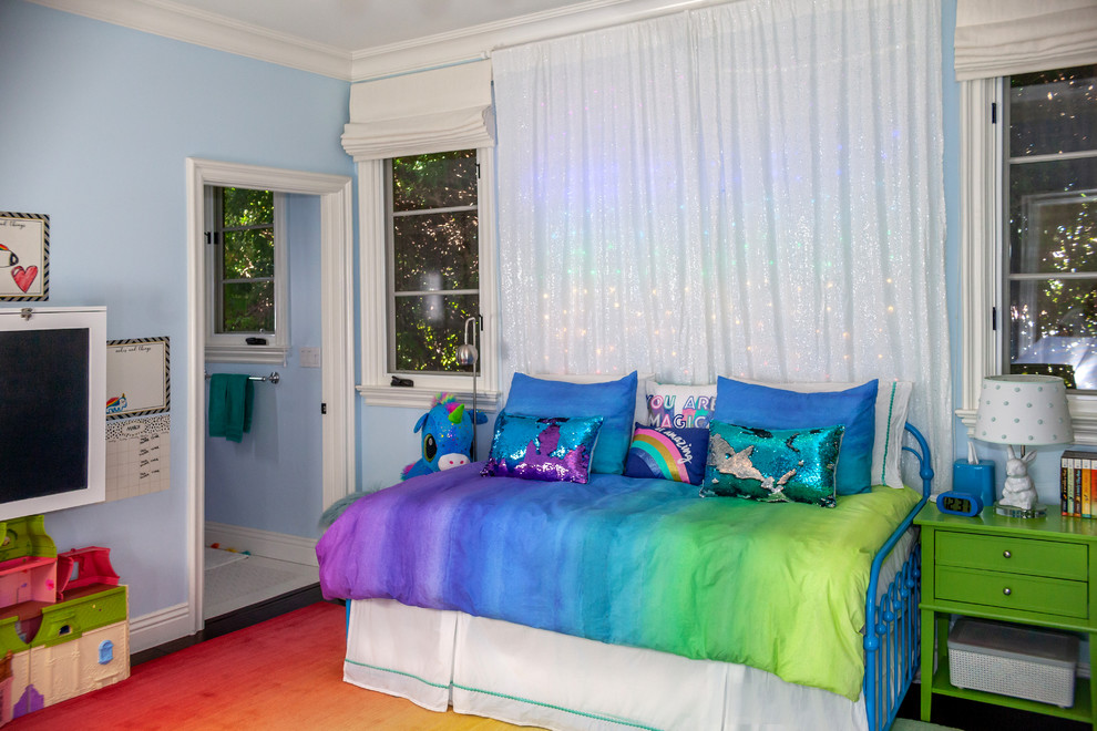 Inspiration för ett mellanstort flickrum kombinerat med sovrum och för 4-10-åringar, med blå väggar, heltäckningsmatta och flerfärgat golv