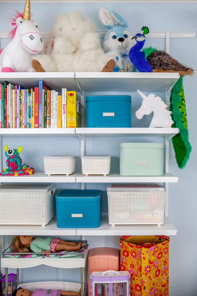 Cette image montre une chambre d'enfant de 4 à 10 ans de taille moyenne avec un mur bleu, moquette et un sol multicolore.