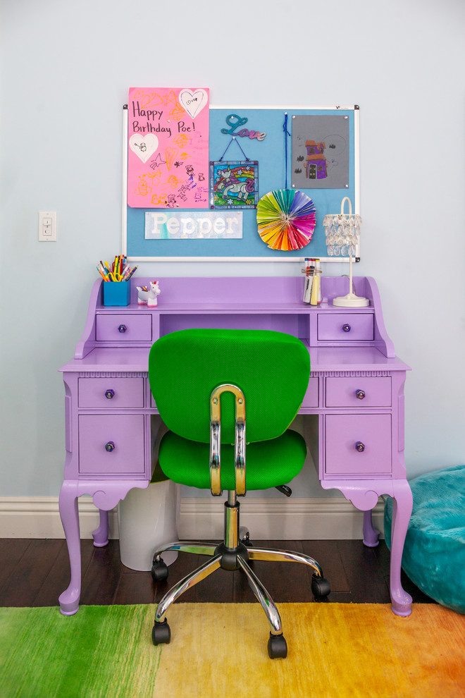 Ejemplo de dormitorio infantil de 4 a 10 años de tamaño medio con paredes azules, moqueta y suelo multicolor