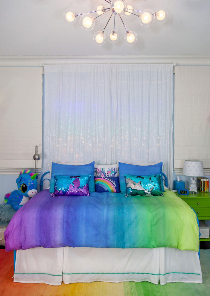 Esempio di una cameretta per bambini da 4 a 10 anni di medie dimensioni con pareti blu, moquette e pavimento multicolore