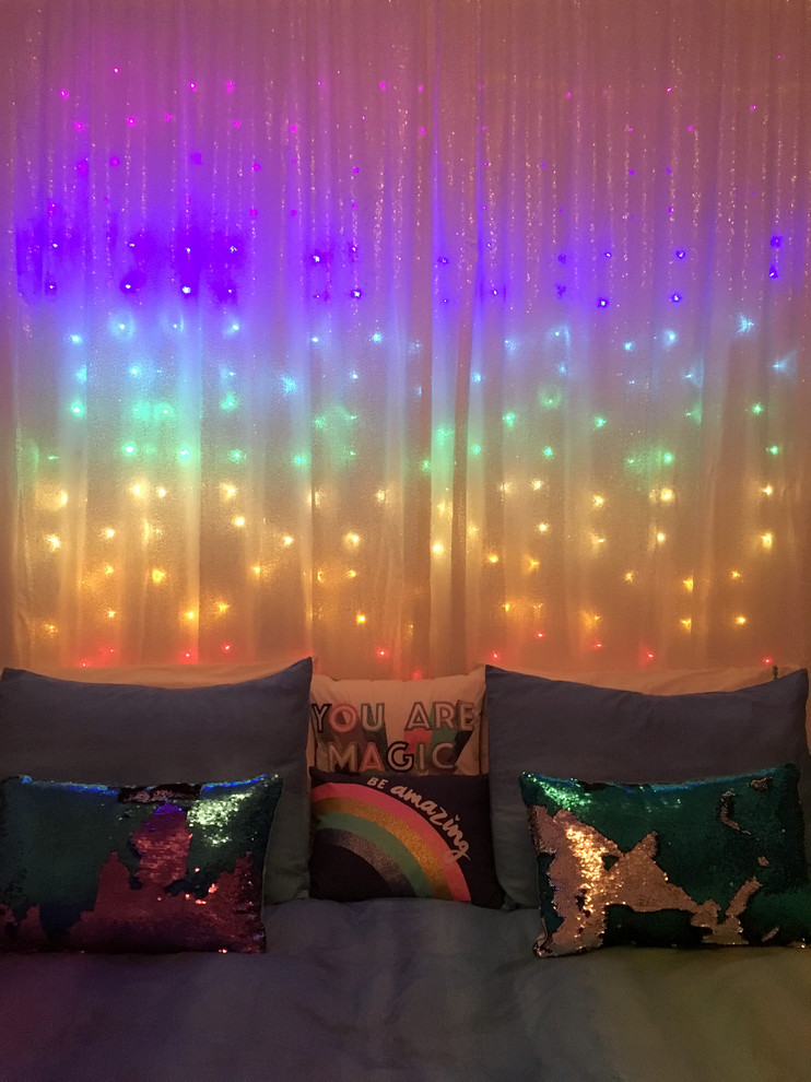 На фото: детская среднего размера с спальным местом, синими стенами, ковровым покрытием и разноцветным полом для ребенка от 4 до 10 лет, девочки с