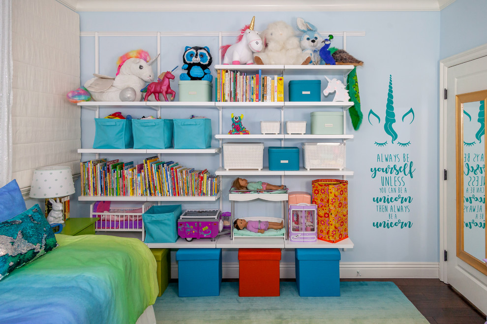Ispirazione per una cameretta per bambini da 4 a 10 anni di medie dimensioni con pareti blu, moquette e pavimento multicolore