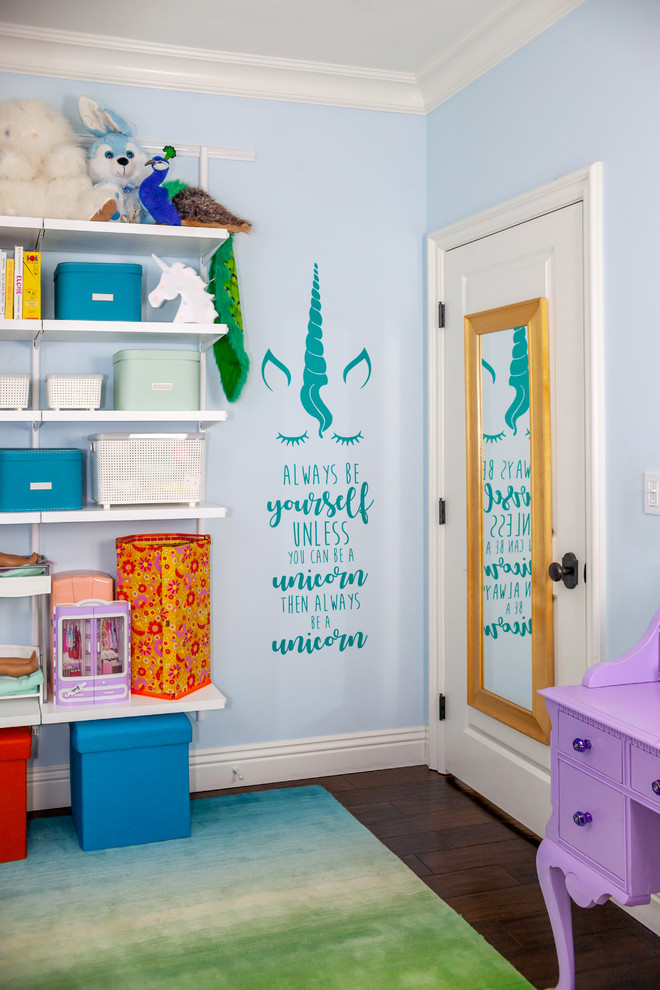 Exempel på ett mellanstort flickrum kombinerat med sovrum och för 4-10-åringar, med blå väggar, heltäckningsmatta och flerfärgat golv