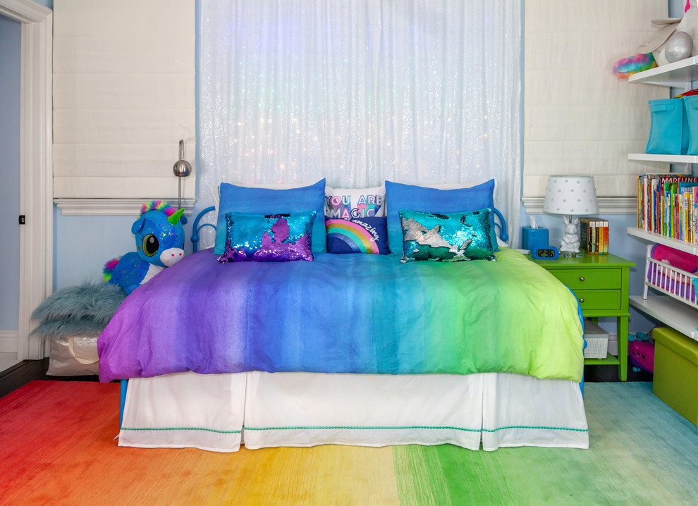 Bild på ett mellanstort flickrum kombinerat med sovrum och för 4-10-åringar, med blå väggar, heltäckningsmatta och flerfärgat golv