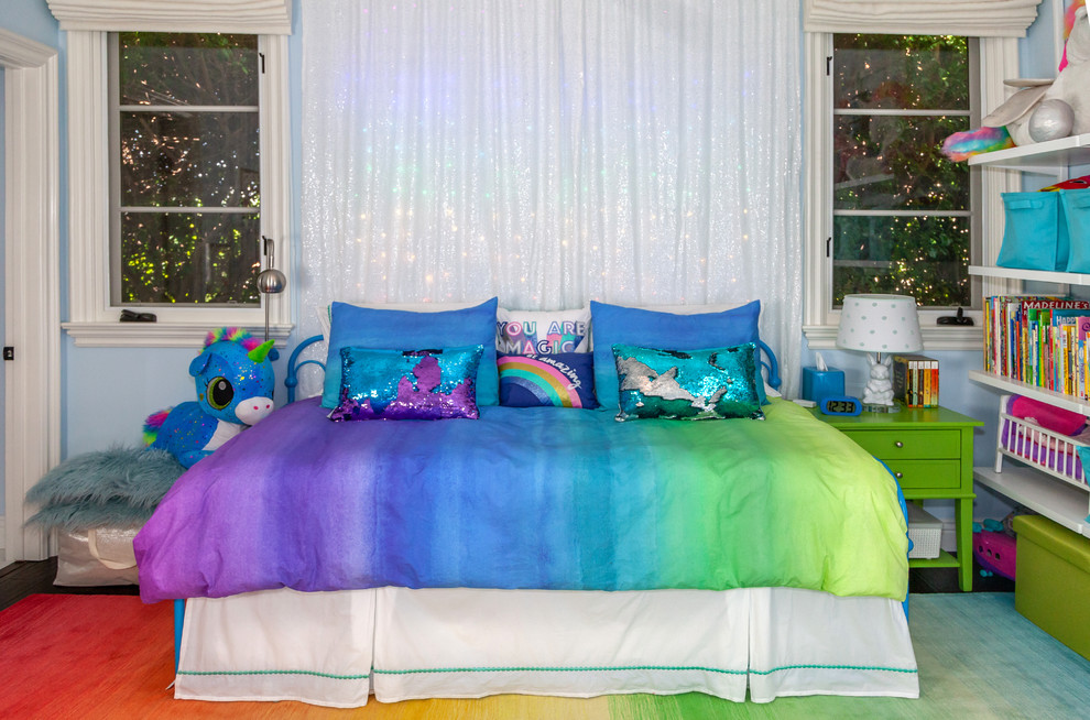 Exempel på ett mellanstort flickrum kombinerat med sovrum och för 4-10-åringar, med blå väggar, heltäckningsmatta och flerfärgat golv