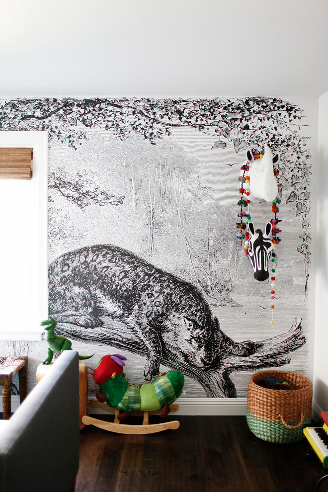 Aménagement d'une chambre d'enfant de 1 à 3 ans éclectique de taille moyenne avec parquet foncé et un mur multicolore.