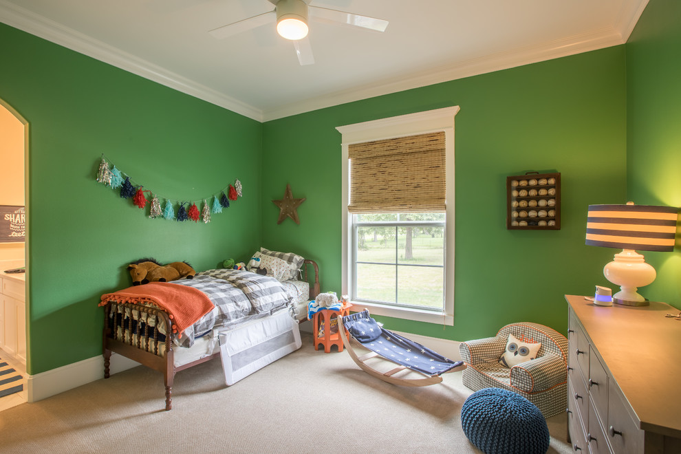 Inspiration för mellanstora klassiska pojkrum kombinerat med sovrum och för 4-10-åringar, med gröna väggar, heltäckningsmatta och beiget golv