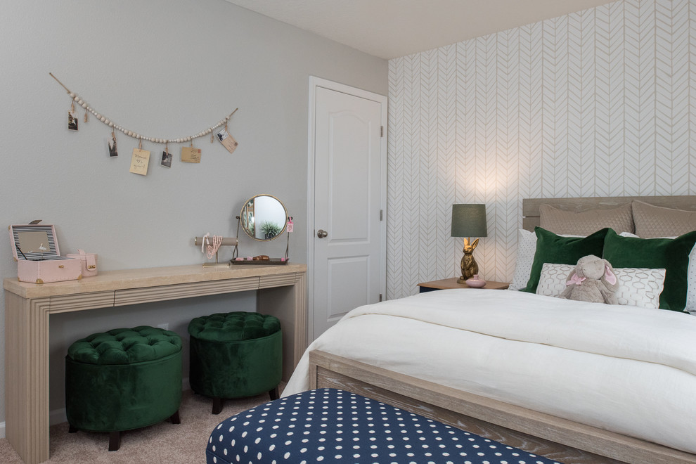 Ejemplo de dormitorio infantil de 4 a 10 años clásico renovado de tamaño medio con paredes blancas, moqueta y suelo beige