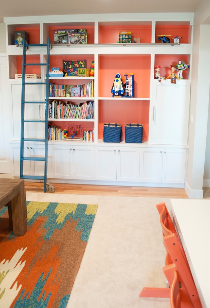 Mittelgroßes, Neutrales Klassisches Kinderzimmer mit Spielecke, beiger Wandfarbe und Teppichboden in Seattle