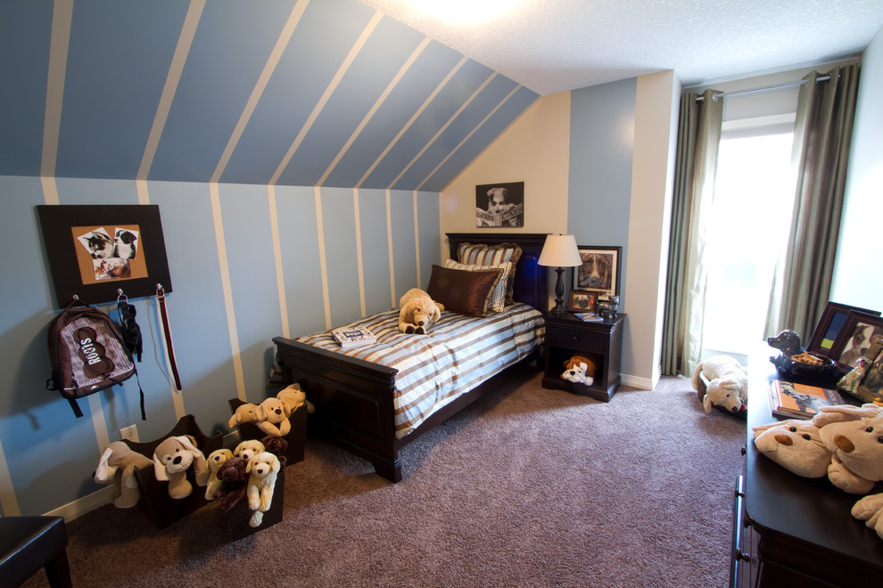 Пример оригинального дизайна: детская в современном стиле с спальным местом, ковровым покрытием и разноцветными стенами для ребенка от 4 до 10 лет, мальчика