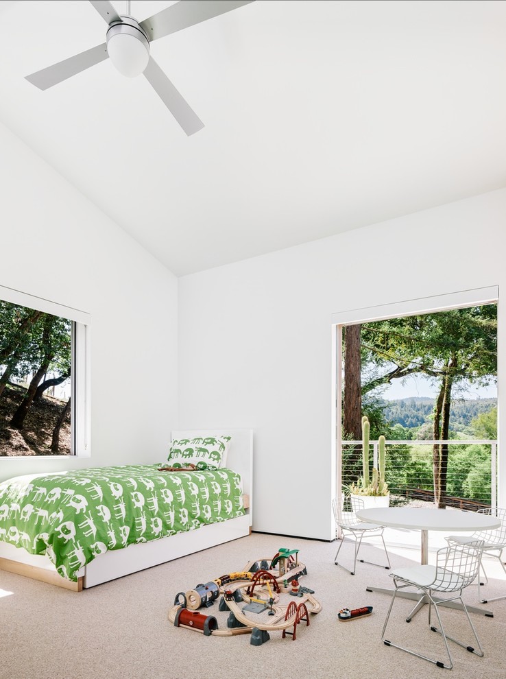 Inspiration för ett funkis barnrum kombinerat med sovrum, med heltäckningsmatta och vita väggar