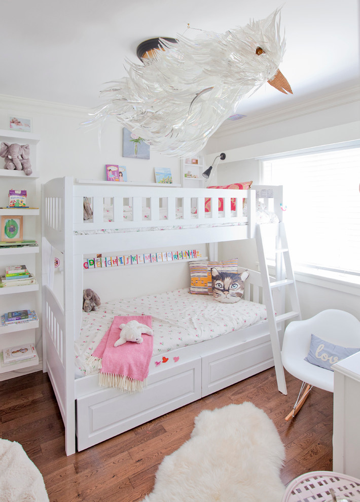 Inspiration för ett litet retro barnrum kombinerat med sovrum och för 4-10-åringar, med vita väggar och mellanmörkt trägolv