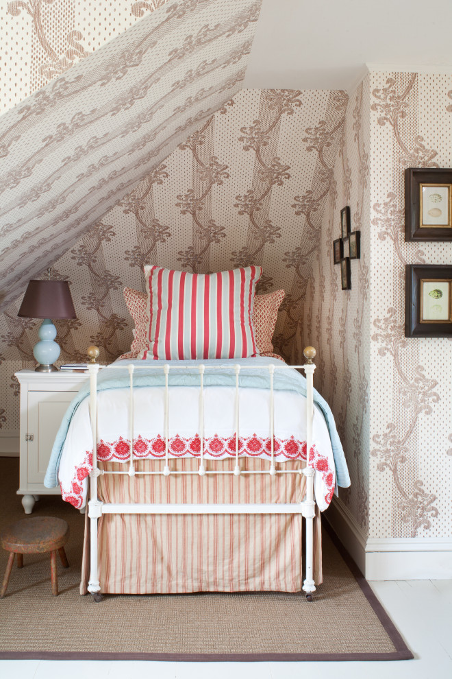 Inspiration för små maritima barnrum kombinerat med sovrum, med flerfärgade väggar
