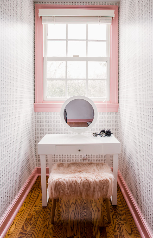 Cette photo montre une chambre d'enfant tendance de taille moyenne avec un mur blanc, un sol en bois brun et un sol marron.