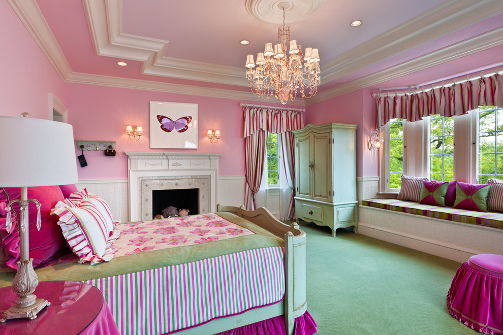 Свежая идея для дизайна: большая детская в классическом стиле с розовыми стенами, ковровым покрытием, спальным местом и зеленым полом для ребенка от 4 до 10 лет, девочки - отличное фото интерьера