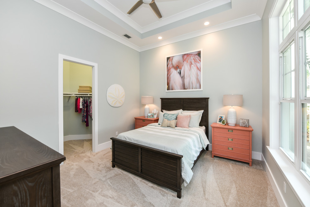 Inspiration för mellanstora klassiska flickrum kombinerat med sovrum, med grå väggar, heltäckningsmatta och beiget golv