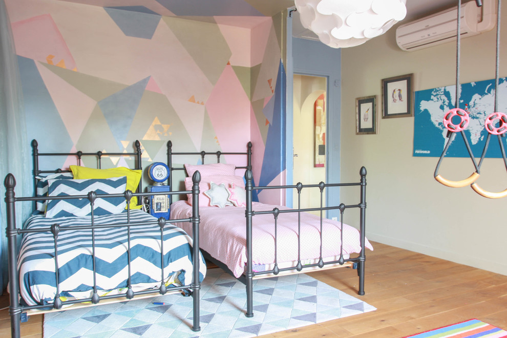 Imagen de dormitorio infantil ecléctico grande con paredes multicolor y suelo de madera clara