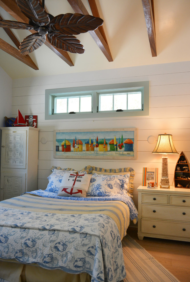 タンパにある高級な中くらいなビーチスタイルのおしゃれな子供部屋 (白い壁、淡色無垢フローリング) の写真