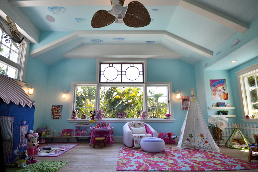 Cette photo montre une chambre d'enfant de 4 à 10 ans bord de mer de taille moyenne avec un mur bleu et un sol en bois brun.