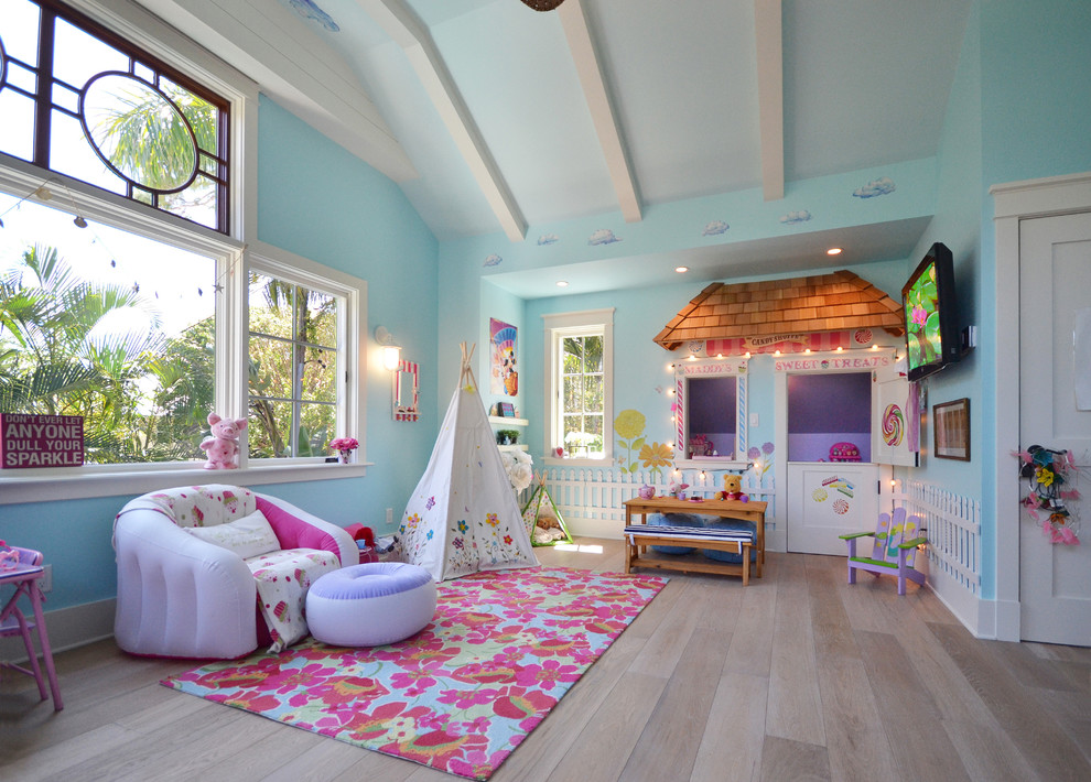 Idee per una cameretta per bambini da 4 a 10 anni stile marinaro di medie dimensioni con pareti blu e parquet chiaro