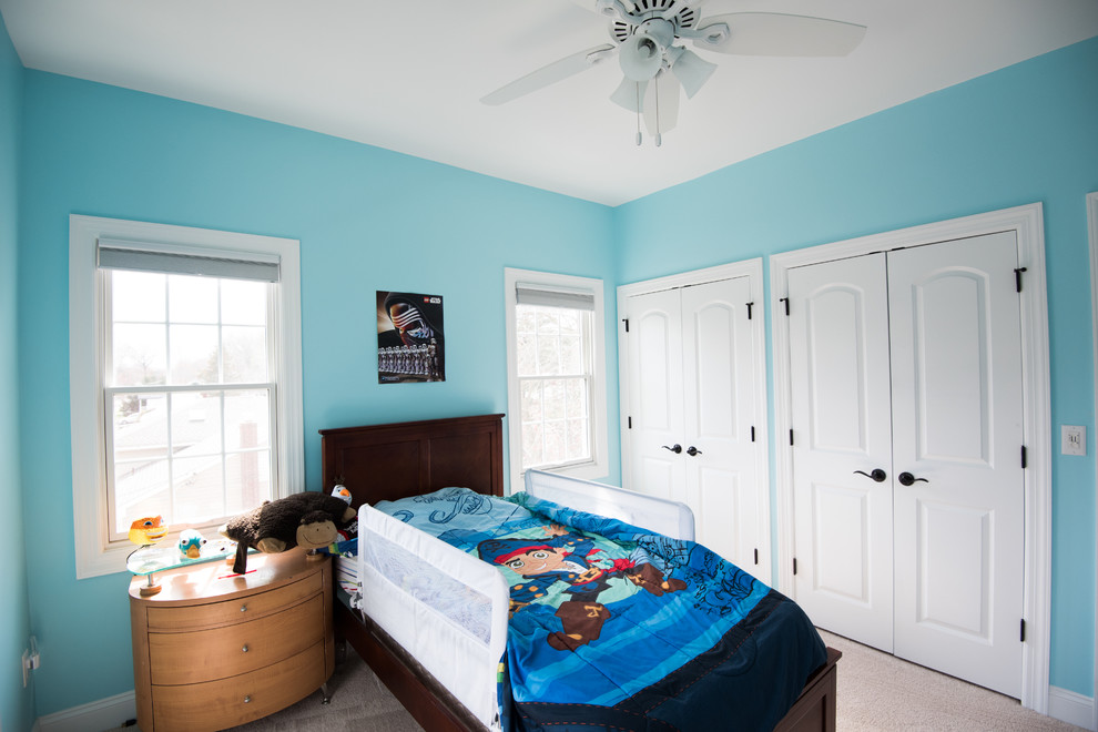 Mittelgroßes Klassisches Jungszimmer mit Schlafplatz, blauer Wandfarbe und Teppichboden in Atlanta