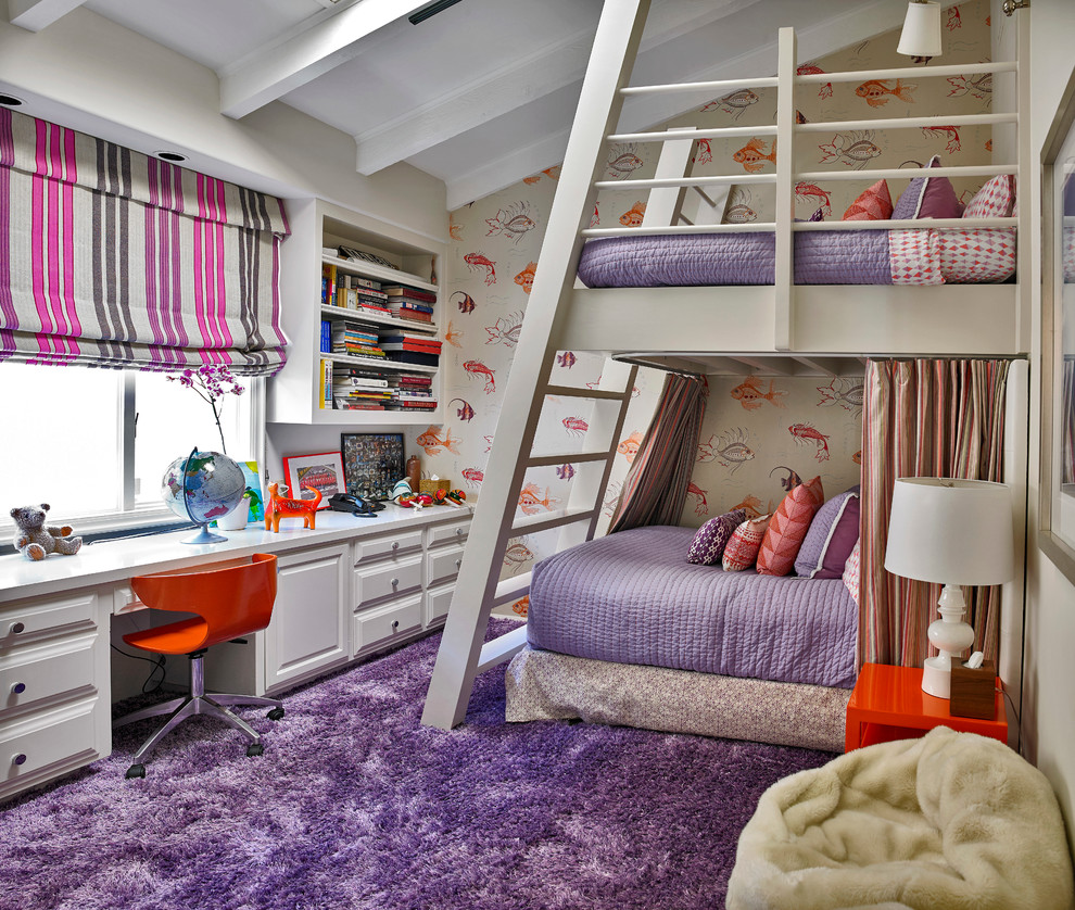 Réalisation d'une chambre d'enfant tradition avec un mur multicolore, moquette, un sol violet et un lit superposé.