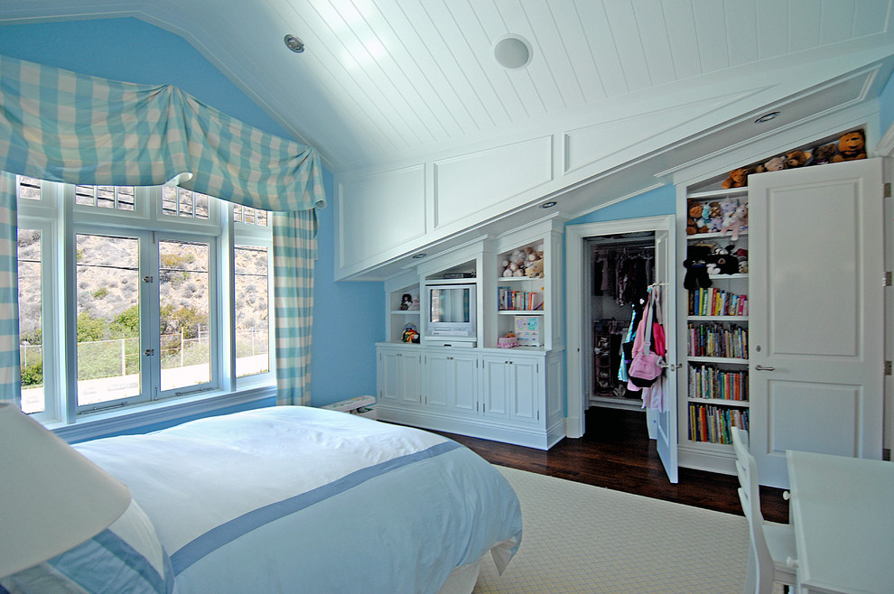 Klassisk inredning av ett mellanstort flickrum kombinerat med sovrum och för 4-10-åringar, med blå väggar och mellanmörkt trägolv