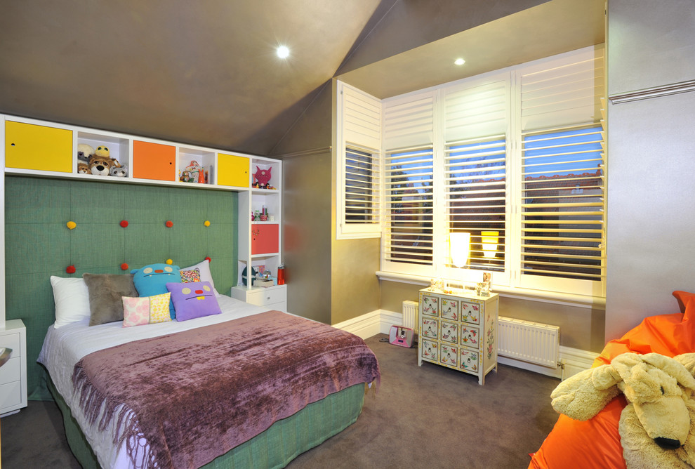Modernes Mädchenzimmer mit Schlafplatz, grauer Wandfarbe und Teppichboden in Melbourne