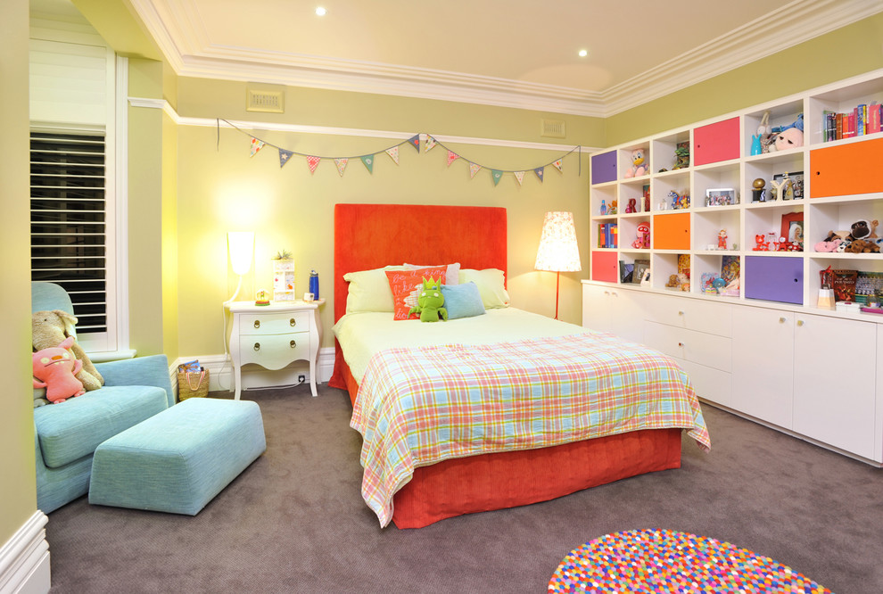 На фото: детская в современном стиле с спальным местом, зелеными стенами и ковровым покрытием для ребенка от 4 до 10 лет, девочки
