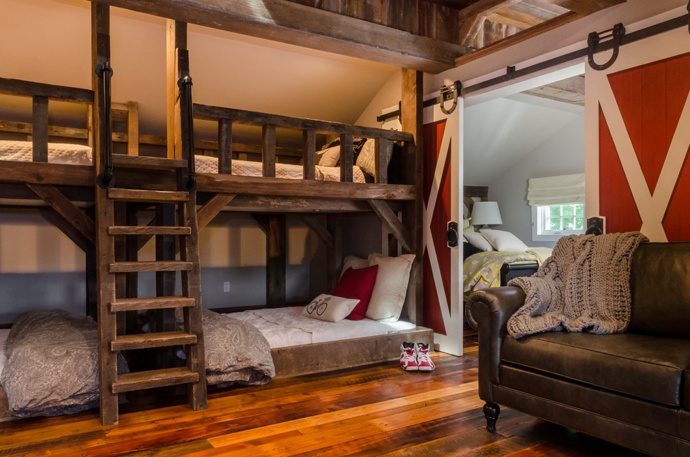 Inspiration för ett mellanstort lantligt könsneutralt barnrum kombinerat med sovrum och för 4-10-åringar, med grå väggar och mellanmörkt trägolv