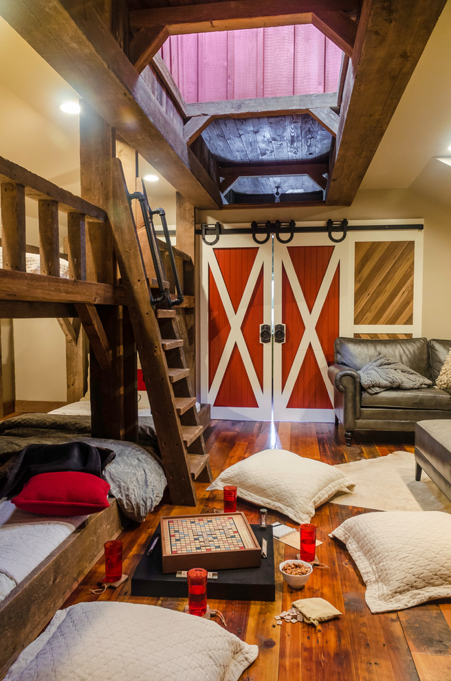 Foto de dormitorio infantil rural de tamaño medio con paredes beige y suelo de madera en tonos medios
