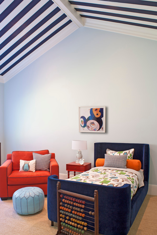 Neutrales Modernes Kinderzimmer mit Schlafplatz, blauer Wandfarbe und Teppichboden in Los Angeles
