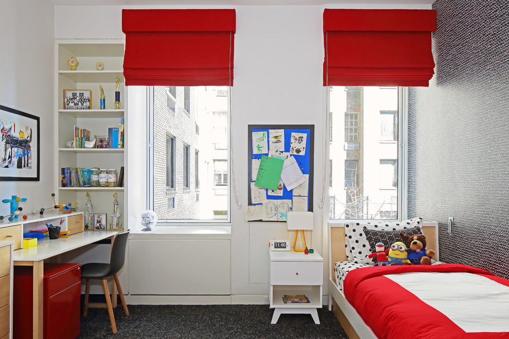 На фото: нейтральная детская среднего размера в современном стиле с спальным местом, белыми стенами и ковровым покрытием для ребенка от 4 до 10 лет с
