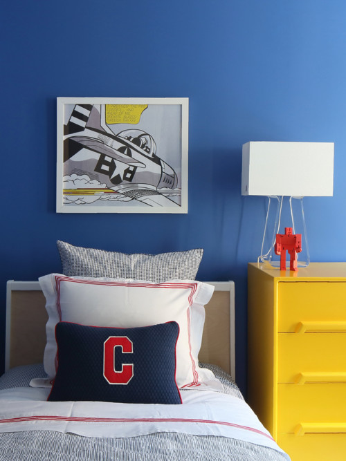 Пример оригинального дизайна: детская в современном стиле с спальным местом, синими стенами и ковровым покрытием для ребенка от 1 до 3 лет, мальчика