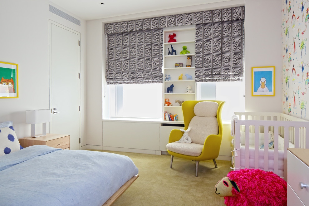 Immagine di una grande cameretta per bambini da 1 a 3 anni minimal con pareti bianche e moquette