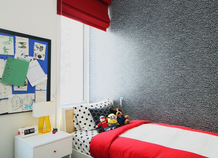 Mittelgroßes, Neutrales Modernes Kinderzimmer mit Schlafplatz, weißer Wandfarbe und Teppichboden in New York