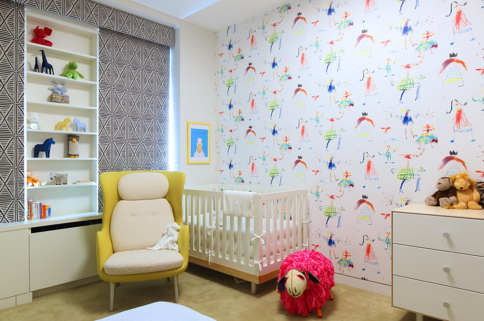 Immagine di una grande cameretta per neonati neutra contemporanea con pareti bianche e moquette